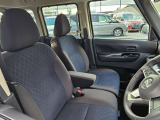 運転席と助手席はウォークスルーで移動できます。