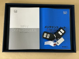 メンテナンスノート【点検整備記録簿・保証書】、取説も揃ってます。スマートキーはバッグなどにしまったままボタン操作でエンジン始動・停止やハイブリッドシステムの起動や停止ができて大変便利です