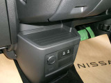 小物入れも各所にあります。Cタイプ充電ポートも運転席そばにあります。