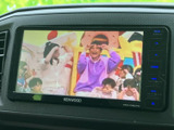 テレビ番組を画面で楽しめる装備です。停車中の待ち時間などに映像を視聴でき、車内で過ごす時間をより充実させたい方にも便利にお使いいただけます。