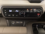 CVT車のセレクトレバーです。低速から高速まで、変速ショックのないスムーズな走りと、エンジン効率のよい領域を維持して燃費にも貢献します。サイドブレーキはスイッチ操作の電子制御パーキングブレーキです。