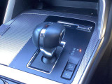 新開発のトルコンレス8ATが生み出すダイレクトな走りと洗練されたパワートレインが魅力。Mi-Drive(ドライブモードセレクター)を備え、状況に応じた力強く上質な人馬一体の走りを堪能できます。