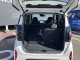 バックドアは大きく開きます。定員乗車時でも十分広いラゲッジスペースを確保しています