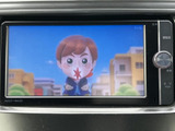 停車中にテレビ映像を楽しめる画面を備えています。画面表示が分かりやすく、休憩の合間などに映像を視聴したい場面で活用できる、日常にうれしい装備です。