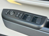 運転席側ドアの、インナードアハンドルとウィンドウなどの操作スイッチ類です。