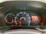 メーターの表示が中央にまとまり、運転中も必要な情報を確認しやすい配置です。表示の色分けや数字が見分けやすく、日常の移動で視線を大きく動かさずに確認できます。