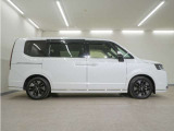 リアには左右スライドドアを採用。狭い駐車場でも開閉しやすく、強風の日でもドアが煽られにくくなっております。小さなお子さまやご年配の方も安心して乗り降りできます。