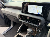 8インチタッチパネルディスプレイ(ナビの設定や車両の設定を行います)