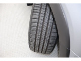 運転席側フロントタイヤ ひびもなく良好です!詳細は各タイヤ写真をご覧ください。タイヤパンク保証プログラム販売中!もしもの時にタイヤ4本新品交換!詳細はスタッフまで!※ホイールロックナットは展示用です。