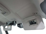 運転席と助手席にちょっとした身だしなみのチェックに便利なバニティミラー付サンバイザー♪