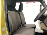 広い足元に肘掛けもついたゆったり座れるシートです。運転席と助手席の間が空いているため、助手席側への移動がスムーズです。交通量の多い道でも、助手席側から乗り降りができます。