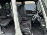 ヘタリもなく綺麗な状態です。シートリフトがついてますので、お好みのシートポジションで運転できます。