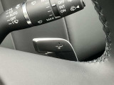 【パドルシフト】ハンドル裏の変速機を操作することで、D4、D3、D2といったギアにスムーズにシフトダウンできます。Sレンジでは、よりスポーティな走行を楽しむためのモードとして機能します。