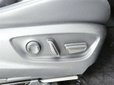 運転席電動シートは、シートポジションを細かく調整できるので長時間の運転もリラックスできますね。
