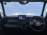 運転席まわりは前方の視界が広く、計器類や画面も見渡しやすい配置です。運転席に座った際の見通しもよく、落ち着いて過ごせる清潔感のある空間です。