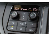 トリプルゾーンフルオートエアコンを装備。運転席・助手席・リアで独立した温度