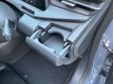 運転席の手の届きやすい位置にドリンクホルダーがある為、とても便利です!