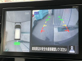 後方の映像に加えて車両周囲を見渡す画面表示があり、駐車時の周囲確認をサポートします。ガイド表示も備わり、狭い場所での駐車や切り返しの際に活用できる便利な装備です。