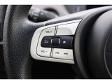 ハンドル左部分でオーディオ操作が可能。そのため、運転中でも目線をずらさずに安全運転♪スマートフォンを接続してハンズフリー通話も可能です。