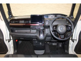 操作性に優れた運転席となります!小物入れや各ボタンの配置にこだわり、使いやすいです!座り心地もよく視認性も良好なのでロングドライブもお任せ下さい!