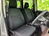 運転席と助手席が並ぶ前席は、落ち着いた色合いでまとめられています。窓から周囲を見渡しやすく、座面や背もたれの形状にもゆとりがあり、毎日の移動を支える室内です。