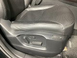 運転席にはドライバーの体型や好みに応じて前後方向だけでなく、高さの調整ができるシートリフターを装備!