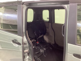 後席の座面をはねあげると、後席のあったスペースがそのまま高さのある荷室空間に!背の高い荷物も横にせずそのまま積み込めます。もちろん左右片方だけのアレンジも可能です。