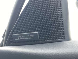 BOSEサウンドシステムを搭載。「良い音を出す」ではなく、その車種のごとに特徴を計算(車種専用設計)し、「反響音」を作り出すことによってどの座席でも自分中心で音が聴こえ、「心地よい空間」を作り出します