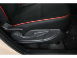 運転席シートリフター装備!シートの上下調整で運転操作の視界を確保できます。
