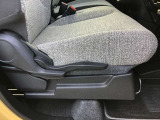 シートリフター搭載で、身長を気にせず乗っていただけます。