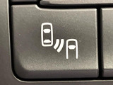 【ブラインドスポットモニタリング】走行中、ドアミラーの死角になりやすい箇所に後続車が接近するとサイドミラー付近に警告を表示、ドライバーに注意喚起をしてくれます。