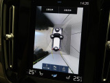 【360&deg;ビューカメラ】4台の高解像度カメラで360度の鳥瞰図を表示。隣の車や壁、死角にある障害物などを画面で確認できるため、狭いスペースでの駐車・出入りも安心です。