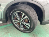 タイヤサイズは225/60R18で純正アルミホイールが足元をカッコ良く引き締めます!