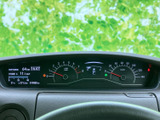 速度や燃料残量などの情報がまとまって表示され、運転席から確認しやすい配置です。時刻や走行に関する表示もあり、日々の移動に必要な情報をひと目で把握できます。