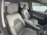 アームレストがついてます。長い距離を運転しても疲れにくいですよ!