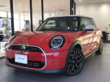 MINI 3ドアSが入庫しました。ボディカラーはチリレッドのお車です。現在掲載準備中でございます。