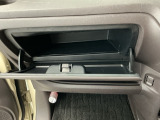 【グローブボックス】収納スペースが沢山あるので車内が散らからずに助かります。ちょっとした物を入れるのにいいですね♪