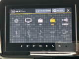 テレビやラジオ、Bluetooth、USBなど選べる音源が一覧で表示され、使いたい項目を探しやすい画面です。日常の移動に合わせて、音楽や番組を手軽に選べます。