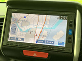 現在地周辺の道路や施設が地図上に表示され、縮尺や表示内容も画面から確認できます。行き先までの道順を把握しやすく、慣れない場所へのお出かけにも役立つ装備です。
