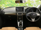 運転席から前方を見渡しやすいレイアウトで、メーターやセンターパネルも視界に収まります。左右のシートは落ち着いた色合いで、乗り込んだ際にもゆったり過ごせる空間です。ぜひご覧ください。