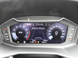 重厚感と安定感があり、同時にダイナミックさも備えるAudiの走り。機能やデザインが革新的なメーター。