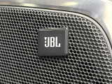 【JBLサウンドシステム】メーカーオプションの高品位サウンドシステムを搭載。専用のチューニングが施された大小様々なスピーカーから良質なサウンドが奏でられ、臨場感あふれる音響空間を演出します。