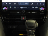 パノラミックビューモニター付きです。車両を上から見たような映像をディスプレイオーディオ画面に表示。運転席からの目視だけでは見にくい、車両周辺の状況をリアルタイムでしっかり確認できます。