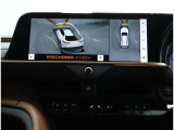 パノラミックビューモニター装備!サイドクリアランスビュー/コーナリングビュー・車両に取り付けたフロント、サイド、バックカメラの映像を合成して画面上に表示させ、車両をうしろ上空から見たような映像を表示。