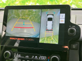 車両後方の映像と周囲の状況を画面で確認でき、駐車時の周辺確認に役立ちます。ガイド表示も備わり、車庫入れや切り返しの際に目安として活用できます。