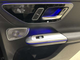 ステアリングボタンは、使いやすいデザインでございます。ステアリング付近のレバーや、ステアリングボタンで追従機能の操作も可能でございます。
