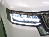 LEDヘッドライト。省電力で明るく遠くまで照らし、夜道や雨天時などの安心感を高めます。点灯の瞬間から光量を放つLEDの特性により、トンネルへの進入直後などでも安心感のある視界を提供します。