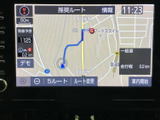 目的地までのルートや到着予想時刻を画面で確認でき、行き先を設定したお出かけをサポートします。案内開始などの項目も表示され、必要な情報を見ながら使いやすいナビ画面です。