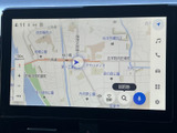 画面には周辺の道路や施設名が表示され、現在地を確認しながら目的地を探せます。地図に加えて画面端にメニューアイコンも並び、必要な機能へ移りやすい構成です。
