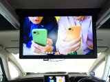 【後席ディスプレイ】後席でTVを楽しむこともできます♪ 後席であれば、走行中も映るので長時間のドライブが苦手な方でも自宅にいる感覚でTVを楽しめます!